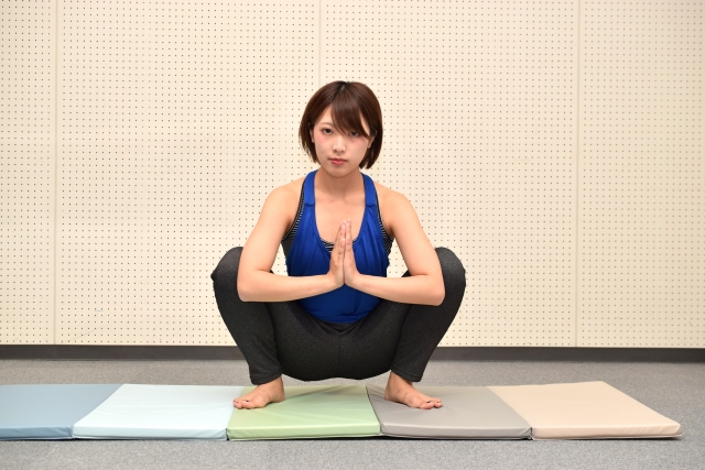 和式トイレ座りをする女性、健康美トータルラボ