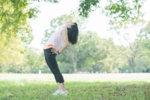 後屈をする女性、健康美トータルラボ