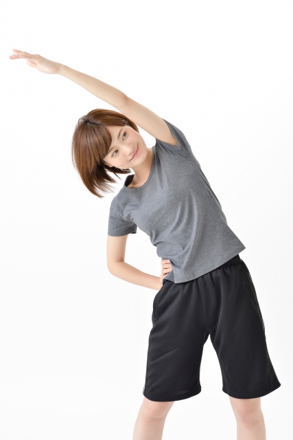 上半身を横に曲げる女性、健康美トータルラボ