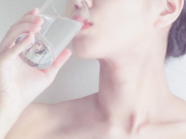 グラスに入った水を飲む女性、健康美トータルラボ